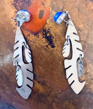 Load image into Gallery viewer, Vintage Dangle Feather Earrings