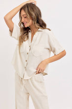 Load image into Gallery viewer, Linen Blend Button Down Top