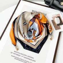 Load image into Gallery viewer, Magnetic Print Triangle Scarf
