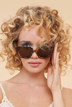 Load image into Gallery viewer, Luxe Zelia Sunglasses - Tortoiseshell/Olive
