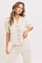 Load image into Gallery viewer, Linen Blend Button Down Top
