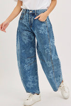 Load image into Gallery viewer, Floral Print Denim Barrel Jean
