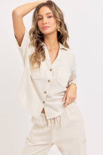 Load image into Gallery viewer, Linen Blend Button Down Top
