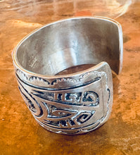 Load image into Gallery viewer, Hopi Sand Cast Cuff with Spiny Oyster
